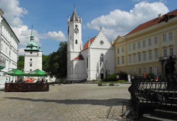 Schlossplatz Teplice mit der Johanneskirche (links)